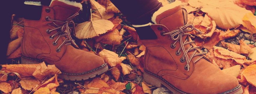 Chaussures dans les feuilles mortes